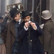 Robert Downey Jr. e Jude Law in un'immagine tratta dal film Sherlock Holmes