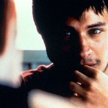 Un bel primo piano di Gael Garcia Bernal in una sequenza del film Amores Perros