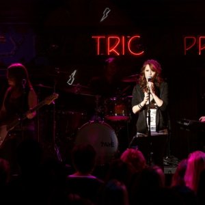 Bethany Joy Galeotti si esibisce al Tric nell'episodio Now You Lift Your Eyes to the Sun di One Tree Hill