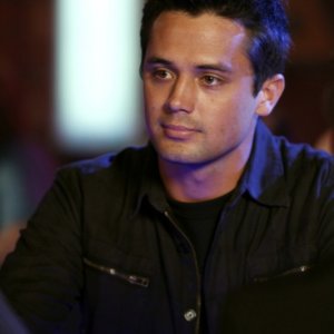 Chase (Stephen Colletti) lavora al Tric nell'episodio Now You Lift Your Eyes to the Sun di One Tree Hill
