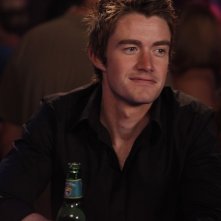 Clay (Robert Buckley) nel locale in cui si esibisce Haley, nell'episodio Now You Lift Your Eyes to the Sun di One Tree Hill