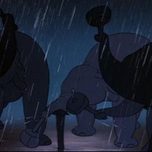 Gli elefanti costruiscono il circo in una scena del film d'animazione Dumbo