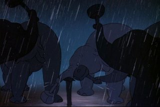 Gli elefanti costruiscono il circo in una scena del film d\'animazione Dumbo