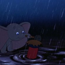 Il tenero elefantino in una scena del film d'animazione Dumbo