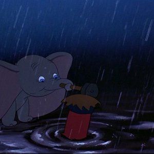 Il tenero elefantino in una scena del film d'animazione Dumbo
