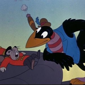 Il topo Timoteo e uno dei corvi in una scena del film d'animazione Dumbo