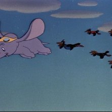 L'elefantino protagonista e i corvi in una scena del film d'animazione Dumbo