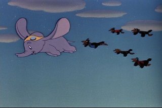 L\'elefantino protagonista e i corvi in una scena del film d\'animazione Dumbo