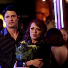 Nathan (James Lafferty) ed Haley (Bethany Joy Galeotti) al Tric nell'episodio Now You Lift Your Eyes to the Sun di One Tree Hill