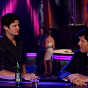 Nathan (James Lafferty) parla con il padre Dan Scott (Paul Johansson) al Tric nell'episodio Now You Lift Your Eyes to the Sun di One Tree Hill