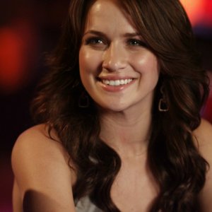 Quinn (Shantel VanSanten) nel locale in cui si esibisce Haley, nell'episodio Now You Lift Your Eyes to the Sun di One Tree Hill