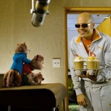 Alvin, Theodore e Simon insieme a Ian Hawke in una scena del film Alvin Superstar