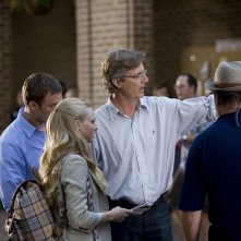 Amanda Seyfried riceve istruzioni dal regista Lasse Hallström sul set del film Dear John