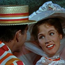 Dick Van Dyke con Julie Andrews in una scena del film Mary Poppins ( 1964 )