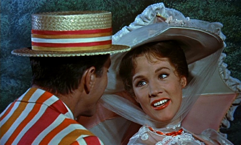 Dick Van Dyke con Julie Andrews in una scena del film Mary Poppins ( 1964 )