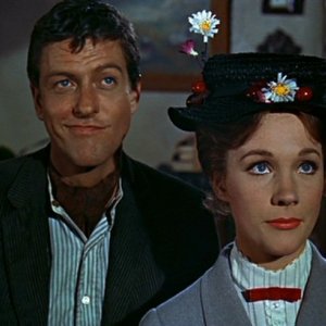 Dick Van Dyke e Julie Andrews in una scena del film Mary Poppins ( 1964 )