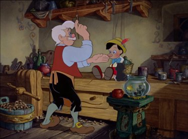 Geppetto e il suo burrattino in una scena del film d'animazione Pinocchio (1940)