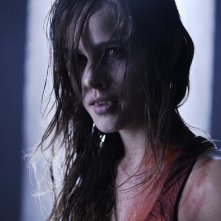 Isabel Lucas è Alison in versione vampira in un'immagine del film Daybreakers