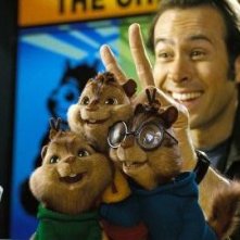 Jason Lee con i piccoli Chipmunk in una scena di Alvin Superstar