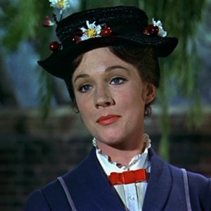 Julie Andrews in una scena del film Mary Poppins ( 1964 )