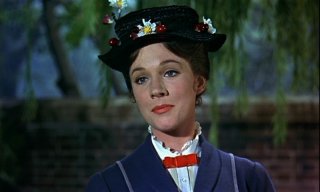 Julie Andrews in una scena del film Mary Poppins ( 1964 )