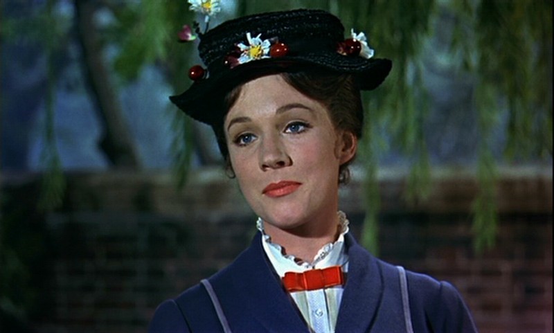 Julie Andrews in una scena del film Mary Poppins ( 1964 )