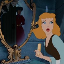 La protagonista e la Matrigna in una drammatica scena del film d'animazione Cenerentola