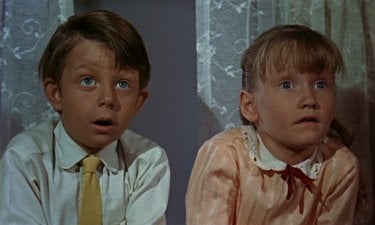 Matthew Garber e Karen Dotrice in una scena del film Mary Poppins ( 1964 )
