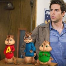Zachary Levi con i piccoli Chipmunk in una scena di Alvin Superstar 2