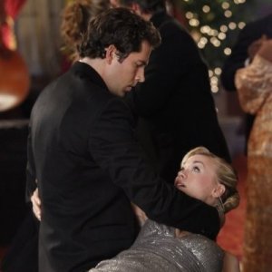 Chuck: Yvonne Strahovski e Zachary Levi in una scena dell'episodio Chuck Vs. The Angel de la Muerte
