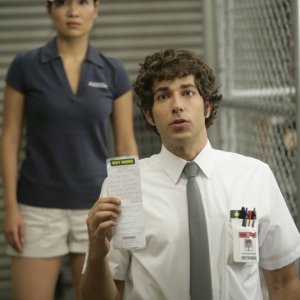 Gwendoline Yeo alle spalle di Zachary Levi nell'episodio Chuck vs. The Sizzling Shrimp