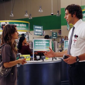 La guest-star Rachel Bilson (Lou) parla con Zachary Levi (Chuck) in una scena dell'episodio Chuck vs. La verità di Chuck