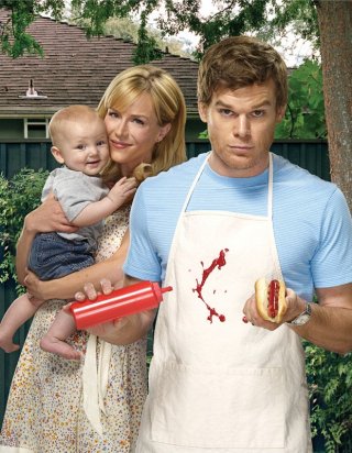 Michael C. Hall e Julie Benz in una foto promozionale della stagione 4 di Dexter