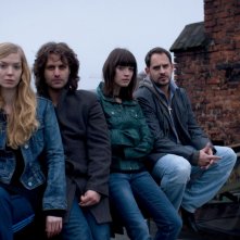 Pheline Roggan, Adam Bousdoukos, Anna Bederke e Moritz Bleibtreu in una scena del film Soul Kitchen