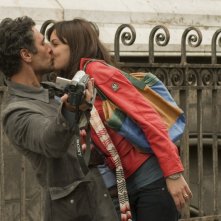 Raoul Bova e Michela Quattrociocche in una scena romantica di Scusa ma ti voglio sposare