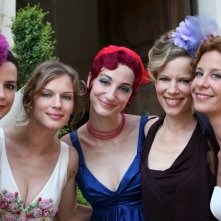 Tutti pazzi per amore 2: una foto di Irene Ferri, Antonia Liskova, Francesca Inaudi, Sonia Bergamasco e Carlotta Natoli