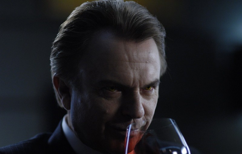 Un primo piano di Sam Neill in una scena di Daybreakers