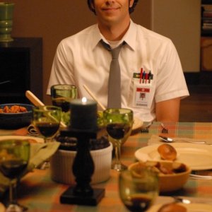 Zachary Levi a cena, nell'episodio Chuck vs. L'elicottero di Chuck