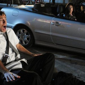 Zachary Levi (Chuck) in una scena comica dell'episodio 1x06 Chuck vs. Il verme della sabbia