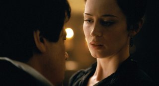 Benicio Del Toro ed Emily Blunt in un'immagine del film The Wolf Man