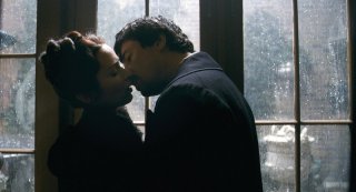 Benicio Del Toro ed Emily Blunt in una scena romantica del film The Wolf Man