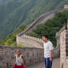 Dre (Jaden Smith) si allena sulla muraglia cinese, sotto gli insegnamenti di Mr. Han (Jackie Chan)