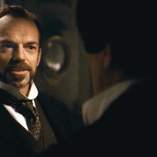 Hugo Weaving e Benicio Del Toro in una sequenza di The Wolf Man