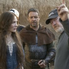 Russell Crowe e Cate Blanchett insieme al regista Ridley Scott sul set del film Robin Hood