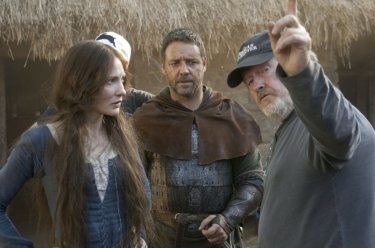 Russell Crowe e Cate Blanchett insieme al regista Ridley Scott sul set del film Robin Hood