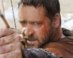 Robin Hood con Russell Crowe su Prime Video: i fan denunciano la censura della prima scena 'antigovernativa'