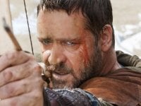 Robin Hood con Russell Crowe su Prime Video: i fan denunciano la censura della prima scena 'antigovernativa'