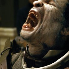 Un irriconoscibile Benicio Del Toro in un'immagine di The Wolf Man