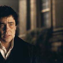 Un primo piano di Benicio Del Toro dal film The Wolf Man