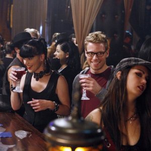 Abby (Pauley Perrette) ed Eric (Barrett Foa) in un locale alternativo nell'episodio Random On Purpose